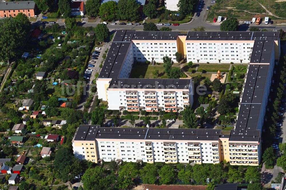 Luftaufnahme Berlin - Plattenbau- Hochhaus- Wohnsiedlung im Ortsteil Hellersdorf in Berlin