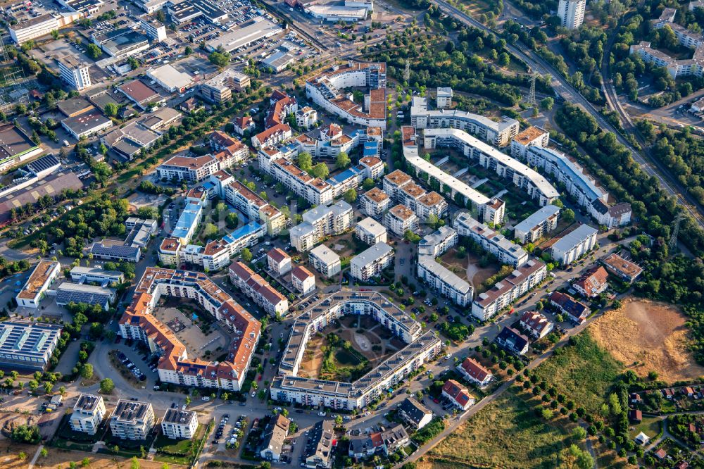 Mannheim von oben - Plattenbau- Hochhaus- Wohnsiedlung im Ortsteil Käfertal in Mannheim im Bundesland Baden-Württemberg, Deutschland
