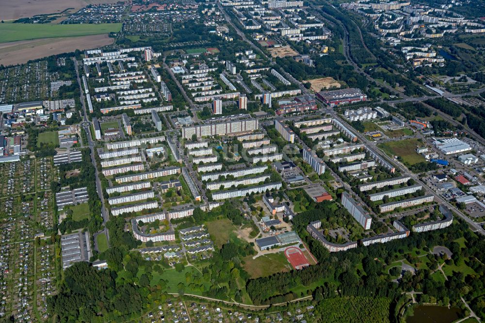 Rostock von oben - Plattenbau- Hochhaus- Wohnsiedlung im Ortsteil Lütten Klein in Rostock im Bundesland Mecklenburg-Vorpommern, Deutschland