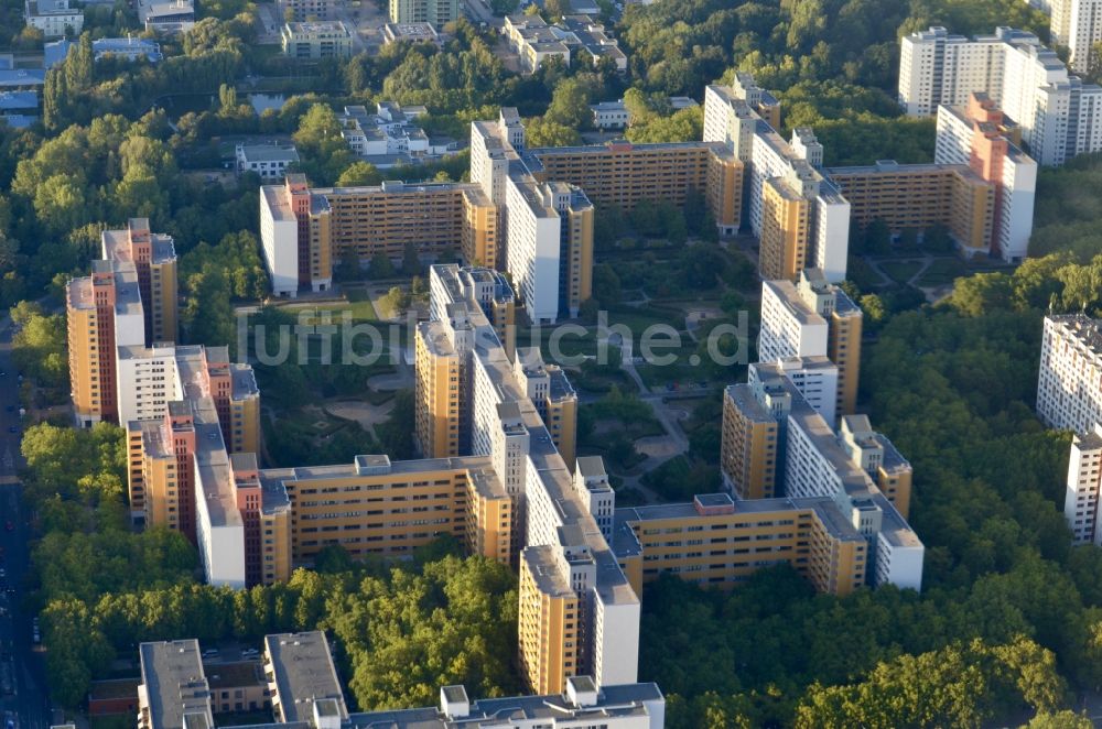 Berlin von oben - Plattenbau- Hochhaus- Wohnsiedlung im Ortsteil Märkisches Viertel in Berlin, Deutschland