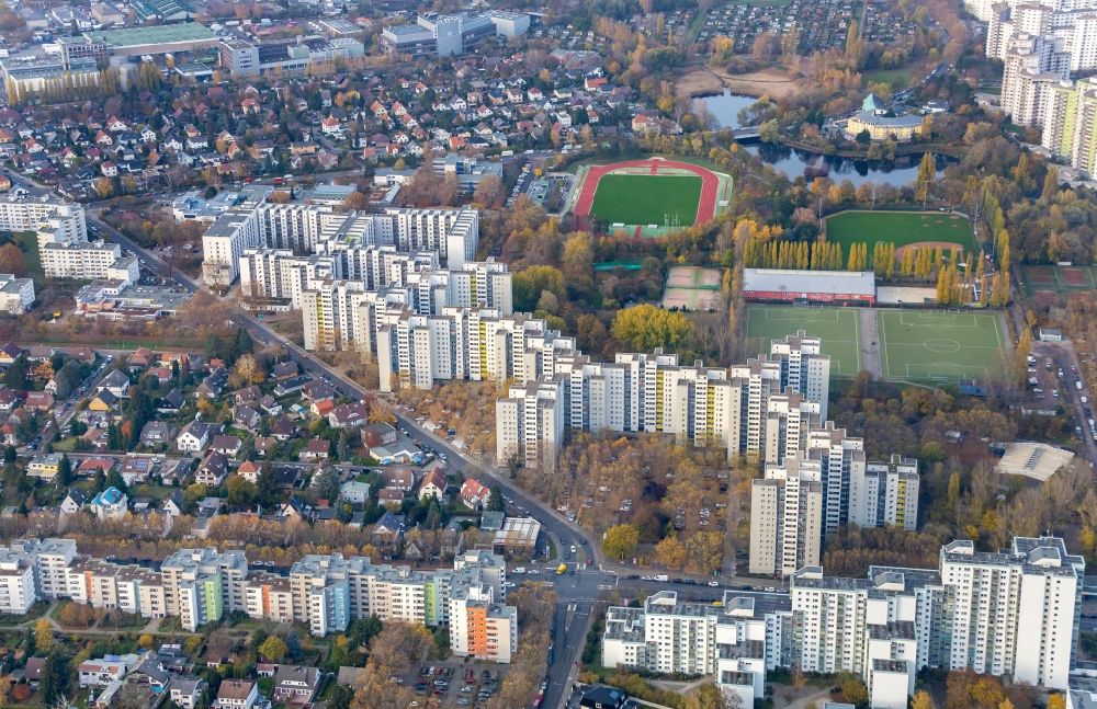 Berlin von oben - Plattenbau- Hochhaus- Wohnsiedlung im Ortsteil Märkisches Viertel in Berlin, Deutschland