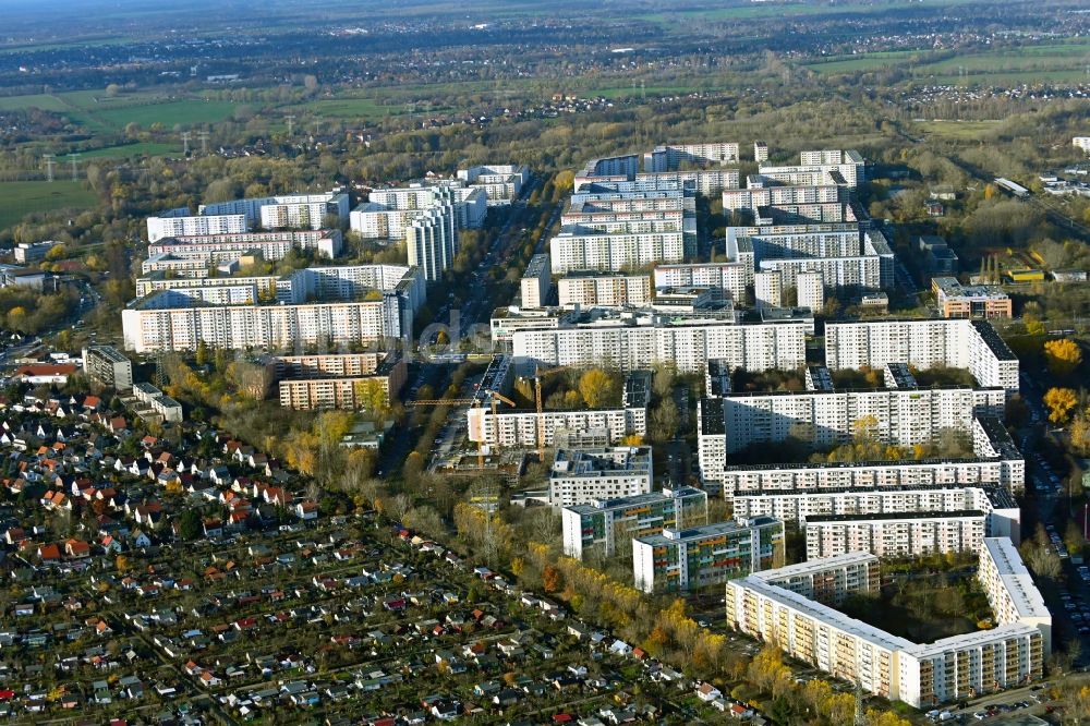 Luftbild Berlin - Plattenbau- Hochhaus- Wohnsiedlung im Ortsteil Neu-Hohenschönhausen in Berlin, Deutschland