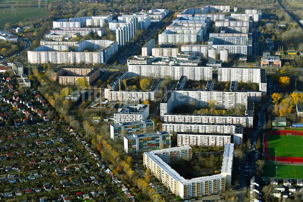 Luftaufnahme Berlin - Plattenbau- Hochhaus- Wohnsiedlung im Ortsteil Neu-Hohenschönhausen in Berlin, Deutschland
