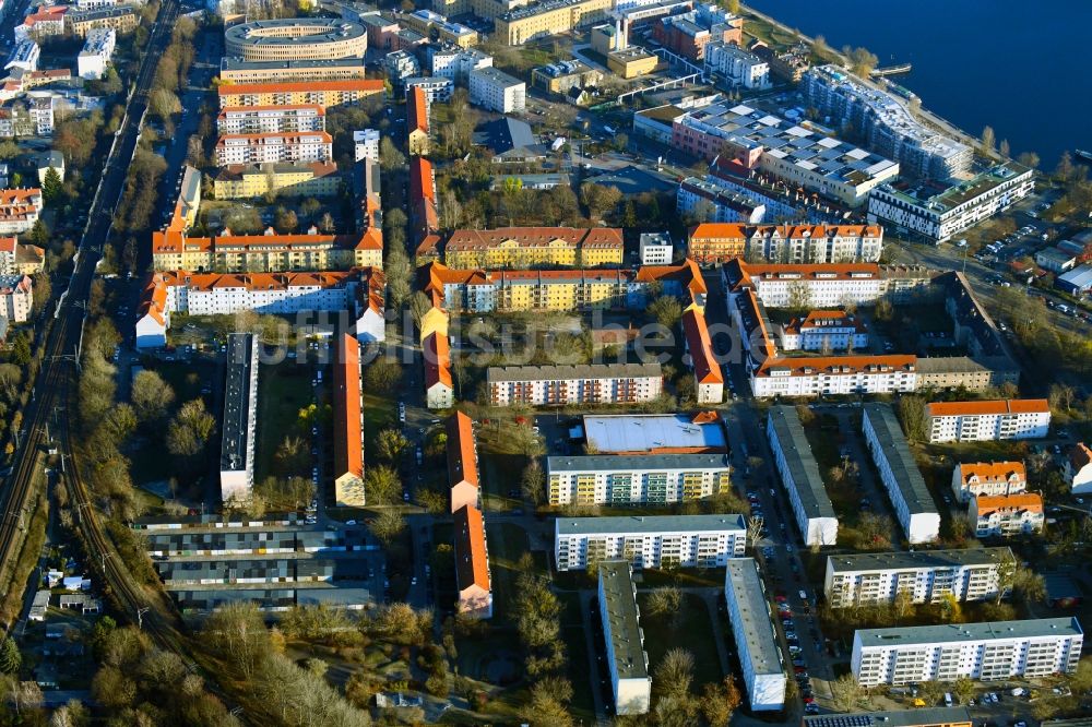 Luftaufnahme Potsdam - Plattenbau- Hochhaus- Wohnsiedlung im Ortsteil Potsdam West in Potsdam im Bundesland Brandenburg, Deutschland