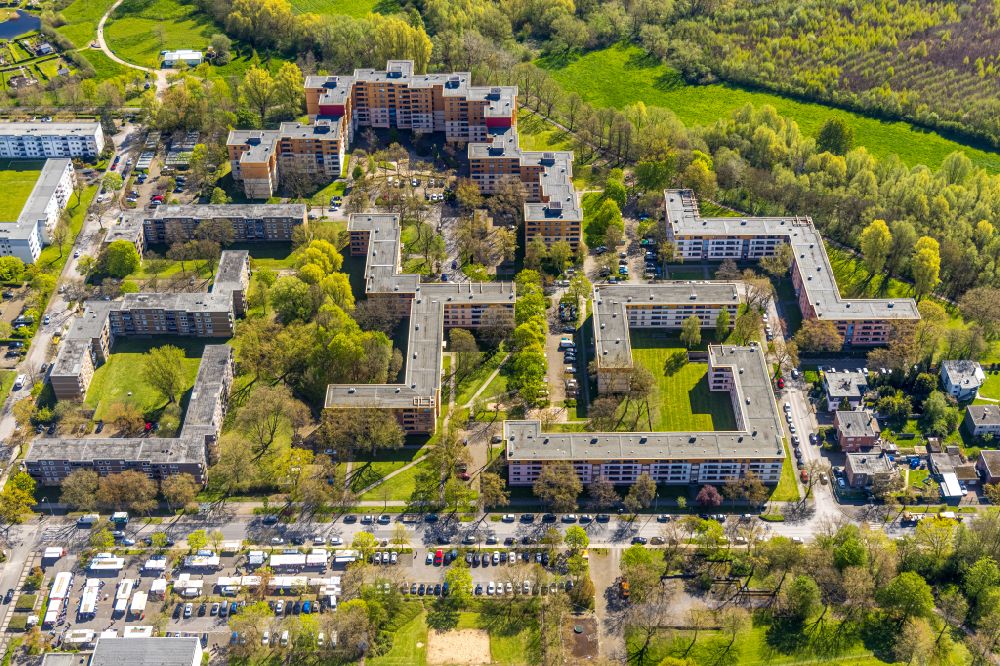 Luftaufnahme Dortmund - Plattenbau- Hochhaus- Wohnsiedlung im Ortsteil Scharnhorst-Ost in Dortmund im Bundesland Nordrhein-Westfalen, Deutschland