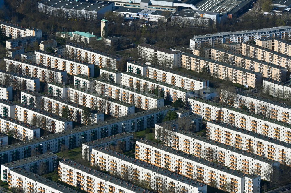 Berlin aus der Vogelperspektive: Plattenbau- Hochhaus- Wohnsiedlung im Ortsteil Spandau in Berlin, Deutschland