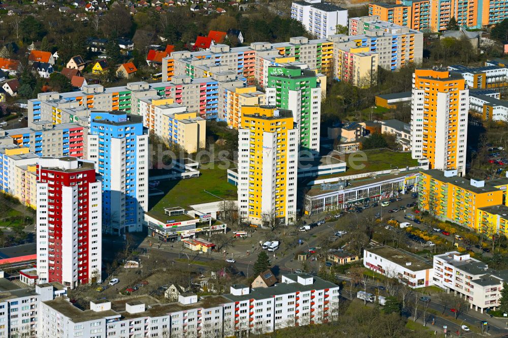 Luftaufnahme Berlin - Plattenbau- Hochhaus- Wohnsiedlung im Ortsteil Staaken in Berlin, Deutschland