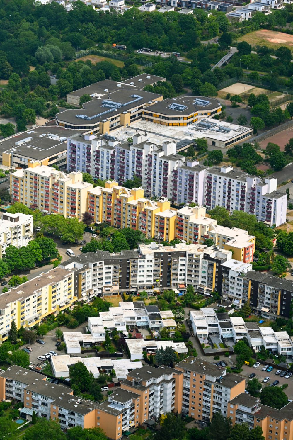 Luftaufnahme Wolfsburg - Plattenbau- Hochhaus- Wohnsiedlung im Ortsteil Westhagen in Wolfsburg im Bundesland Niedersachsen, Deutschland