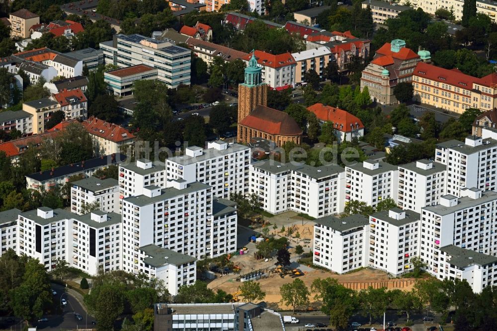 Berlin von oben - Plattenbau- Hochhaus- Wohnsiedlung an der Rathausstraße mit Blick auf die Martin-Luther-Gedächtniskirche im Ortsteil Mariendorf in Berlin, Deutschland