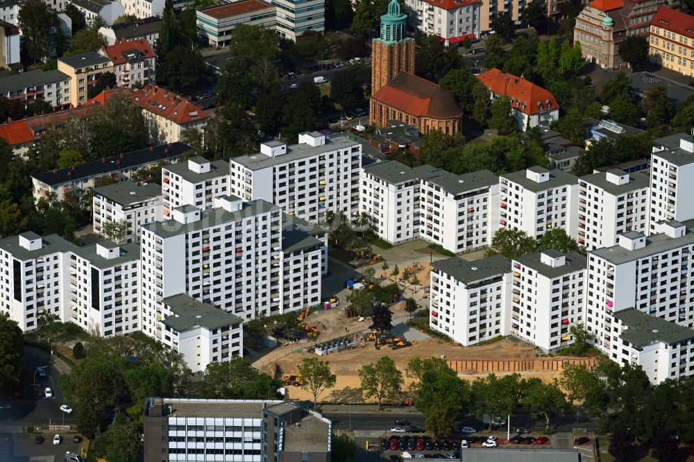Luftaufnahme Berlin - Plattenbau- Hochhaus- Wohnsiedlung an der Rathausstraße mit Blick auf die Martin-Luther-Gedächtniskirche im Ortsteil Mariendorf in Berlin, Deutschland