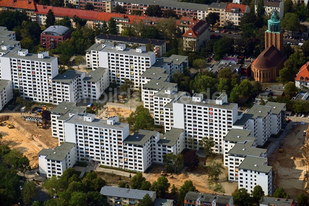Luftbild Berlin - Plattenbau- Hochhaus- Wohnsiedlung an der Rathausstraße mit Blick auf die Martin-Luther-Gedächtniskirche im Ortsteil Mariendorf in Berlin, Deutschland