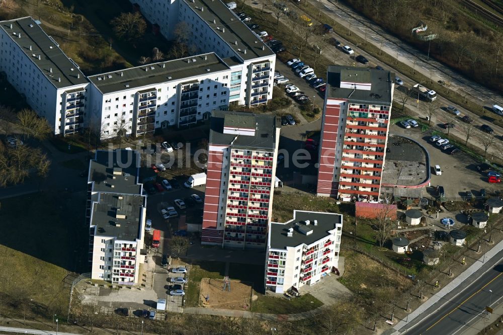 Berlin von oben - Plattenbau- Hochhaus- Wohnsiedlung RHIN TOWERS der ABCEK Immobilienmanagement GmbH in Berlin