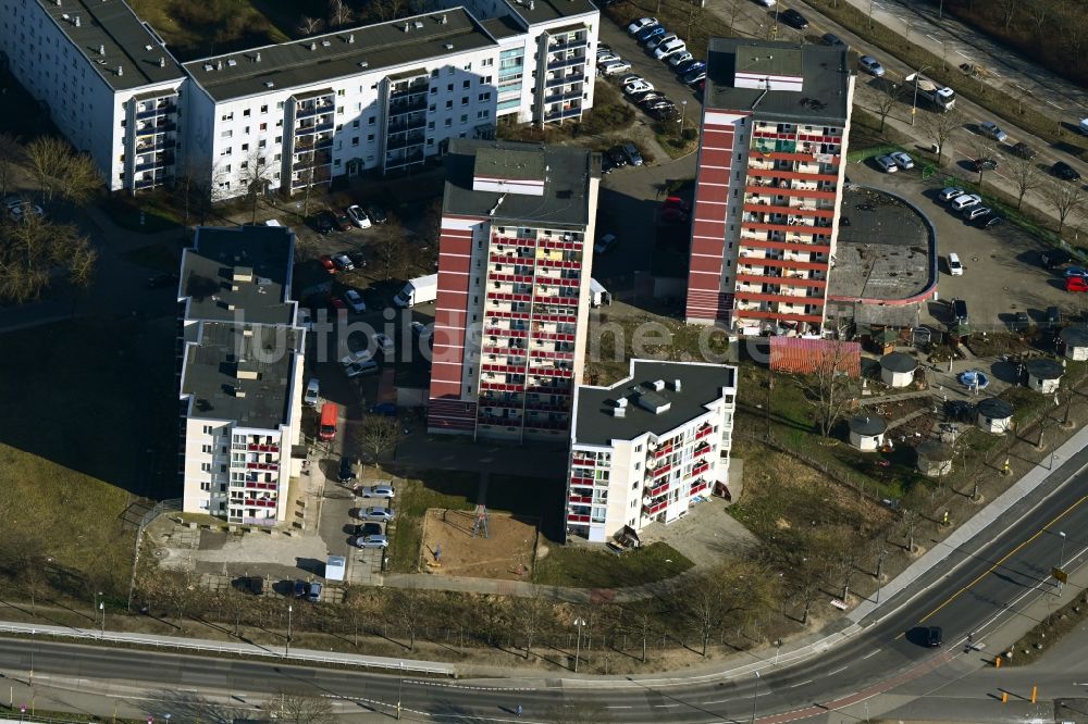 Berlin aus der Vogelperspektive: Plattenbau- Hochhaus- Wohnsiedlung RHIN TOWERS der ABCEK Immobilienmanagement GmbH in Berlin