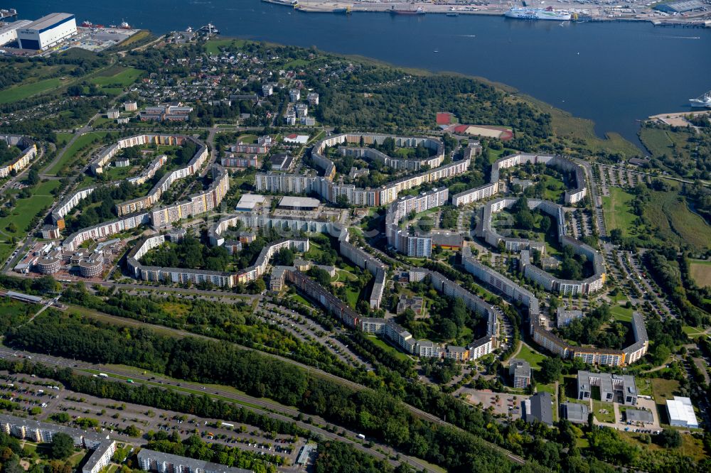 Rostock von oben - Plattenbau- Hochhaus- Wohnsiedlung in Rostock im Bundesland Mecklenburg-Vorpommern, Deutschland
