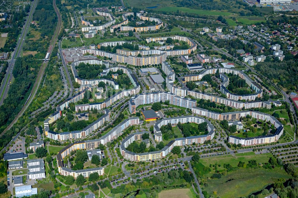 Luftaufnahme Rostock - Plattenbau- Hochhaus- Wohnsiedlung in Rostock im Bundesland Mecklenburg-Vorpommern, Deutschland
