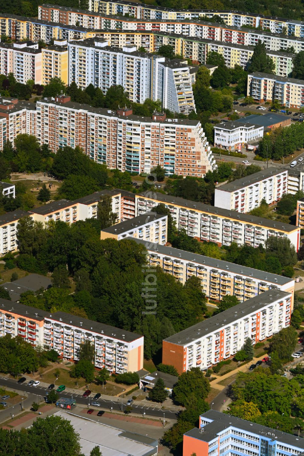 Rostock aus der Vogelperspektive: Plattenbau- Hochhaus- Wohnsiedlung in Rostock im Bundesland Mecklenburg-Vorpommern, Deutschland