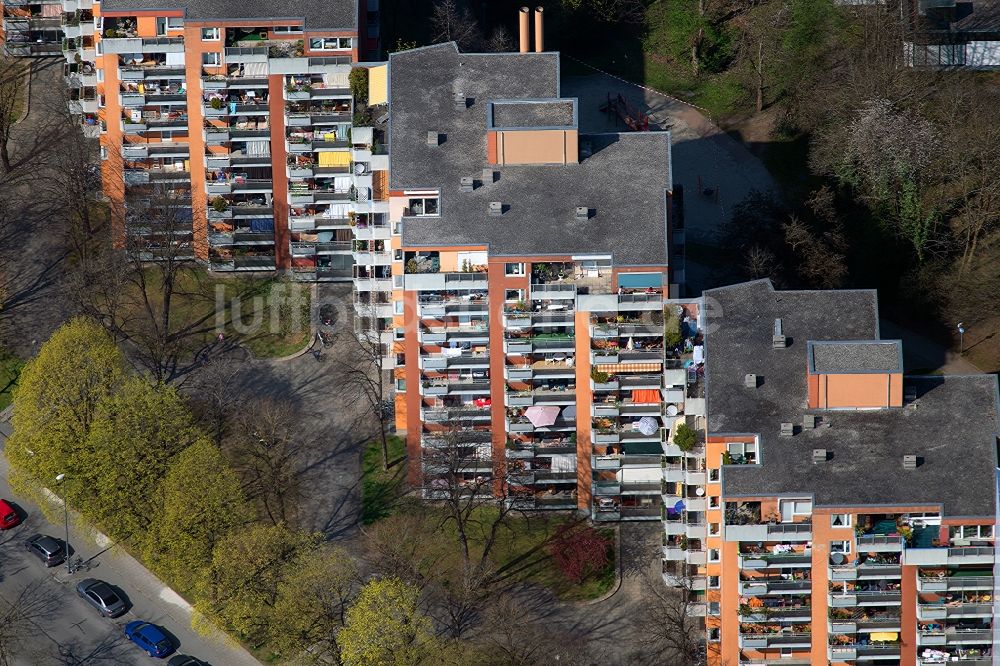 Luftaufnahme München - Plattenbau- Hochhaus- Wohnsiedlung am Schumacherring im Stadtteil Ramersdorf-Perlach in München im Bundesland Bayern, Deutschland
