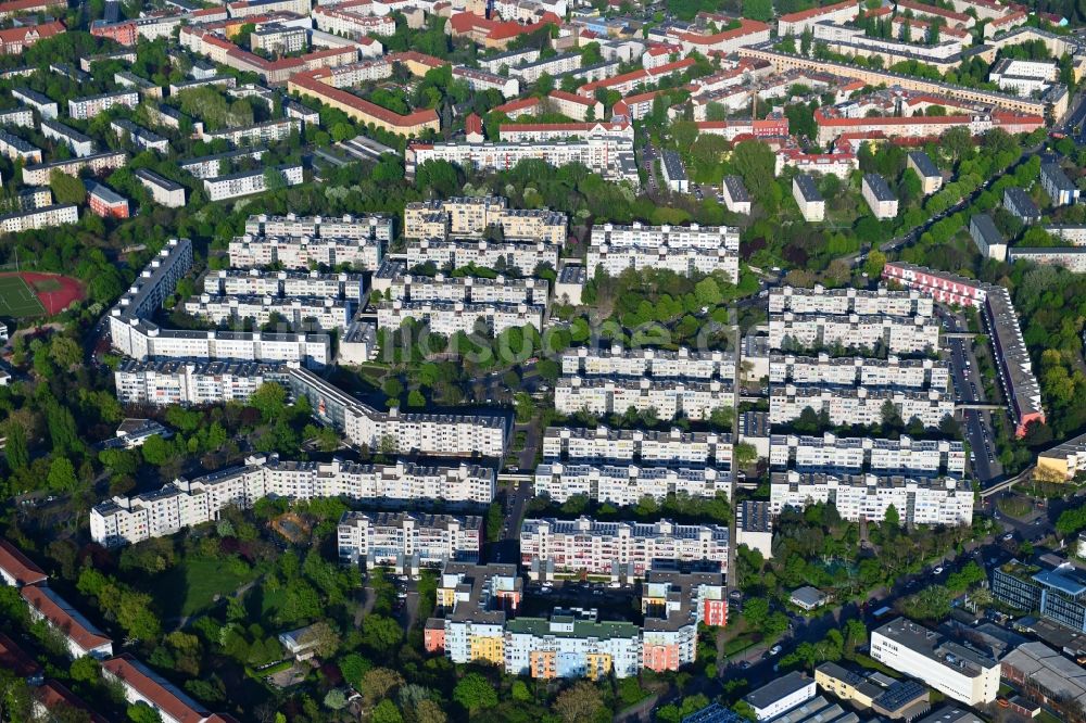 Luftbild Berlin - Plattenbau- Hochhaus- Wohnsiedlung Sonnenallee - Michael-Bohnen-Ring in Berlin, Deutschland