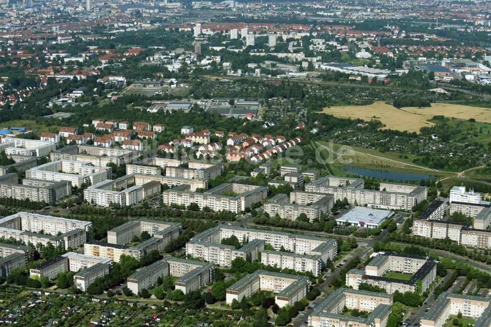 Leipzig von oben - Plattenbau- Hochhaus- Wohnsiedlung im Stadtteil Paunsdorf in Leipzig im Bundesland Sachsen