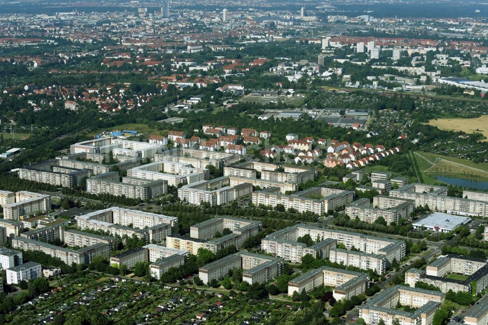 Leipzig aus der Vogelperspektive: Plattenbau- Hochhaus- Wohnsiedlung im Stadtteil Paunsdorf in Leipzig im Bundesland Sachsen