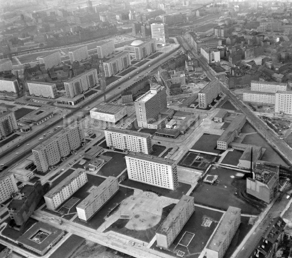 Berlin aus der Vogelperspektive: Plattenbau- Hochhaus- Wohnsiedlung Stalinallee - Karl-Marx-Allee - Berolinastraße in Berlin, Deutschland