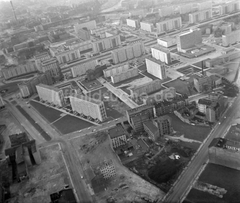 Luftbild Berlin - Plattenbau- Hochhaus- Wohnsiedlung Stalinallee - Karl-Marx-Allee - Berolinastraße in Berlin, Deutschland