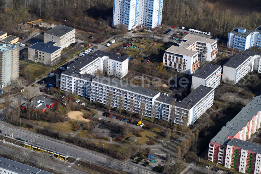 Luftaufnahme Berlin - Plattenbau- Hochhaus- Wohnsiedlung Tangermünder Straße im Ortsteil Hellersdorf in Berlin, Deutschland