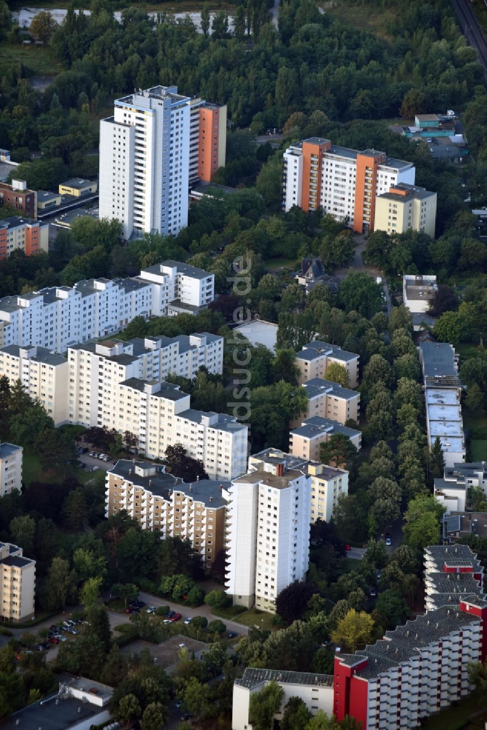 Luftaufnahme Berlin - Plattenbau- Hochhaus- Wohnsiedlung Thermometersiedlung im Ortsteil Lichterfelde in Berlin, Deutschland