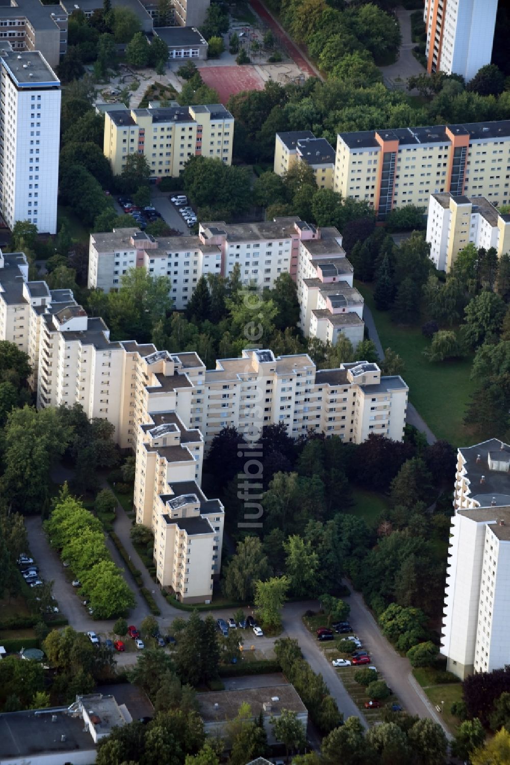 Berlin aus der Vogelperspektive: Plattenbau- Hochhaus- Wohnsiedlung Thermometersiedlung im Ortsteil Lichterfelde in Berlin, Deutschland