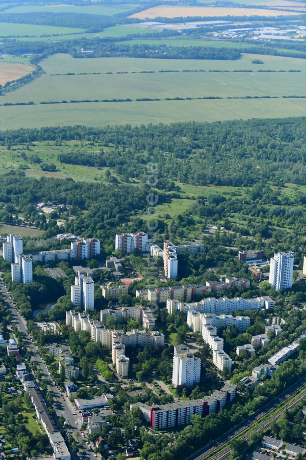 Luftaufnahme Berlin - Plattenbau- Hochhaus- Wohnsiedlung Thermometersiedlung im Ortsteil Lichterfelde in Berlin, Deutschland