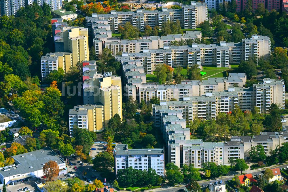 Berlin aus der Vogelperspektive: Plattenbau- Hochhaus- Wohnsiedlung an der Titiseestraße in Berlin, Deutschland