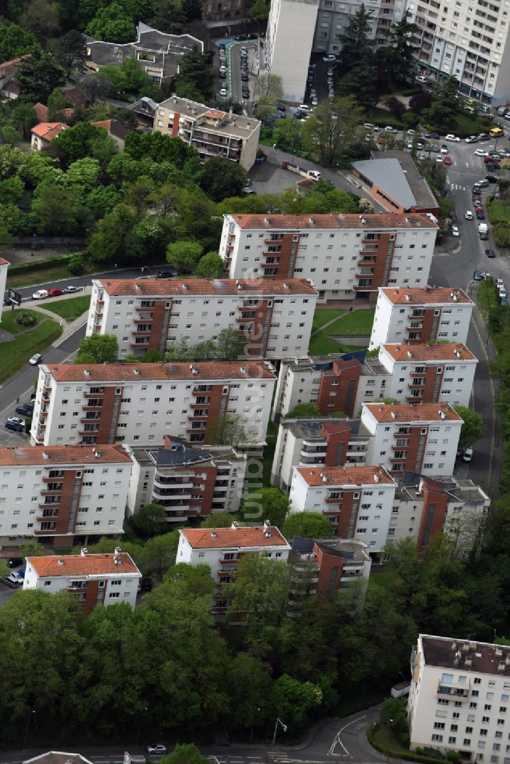Luftbild Toulouse - Plattenbau- Hochhaus- Wohnsiedlung in Toulouse in Languedoc-Roussillon Midi-Pyrenees, Frankreich