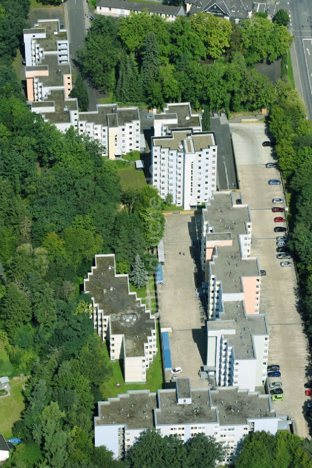 Gießen aus der Vogelperspektive: Plattenbau- Hochhaus- Wohnsiedlung am Unterhof in Gießen im Bundesland Hessen, Deutschland