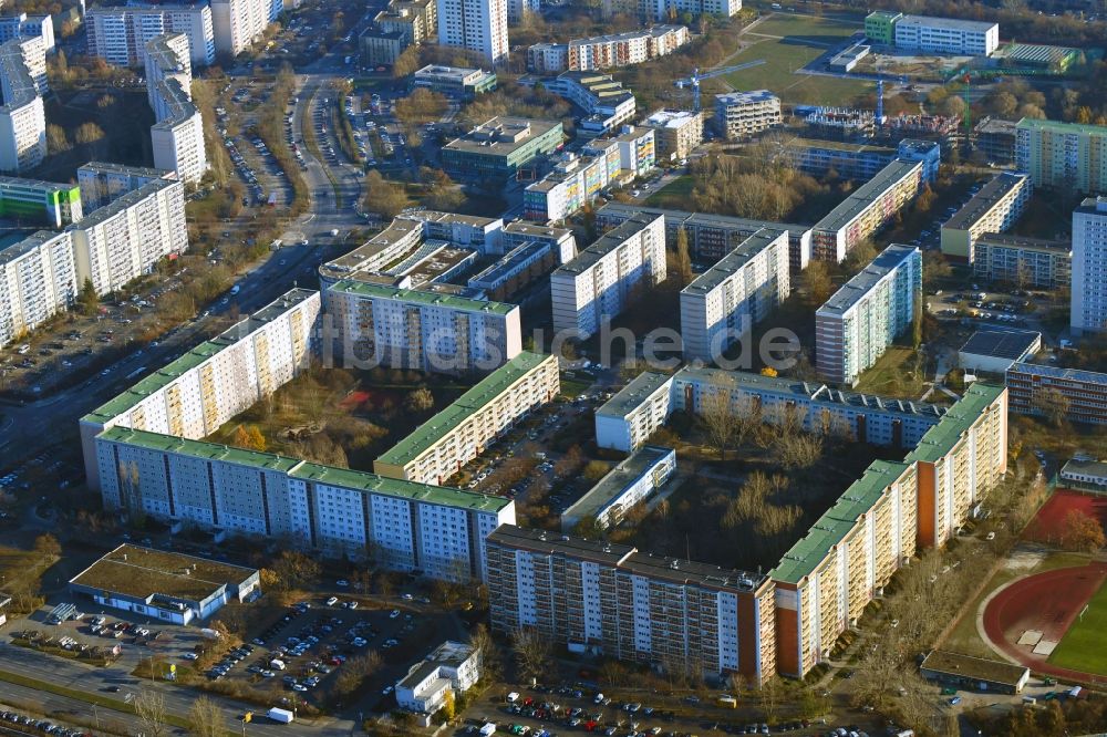 Luftbild Berlin - Plattenbau- Hochhaus- Wohnsiedlung an der Walter-Felsenstein-Straße - Märkische Allee im Ortsteil Marzahn in Berlin, Deutschland