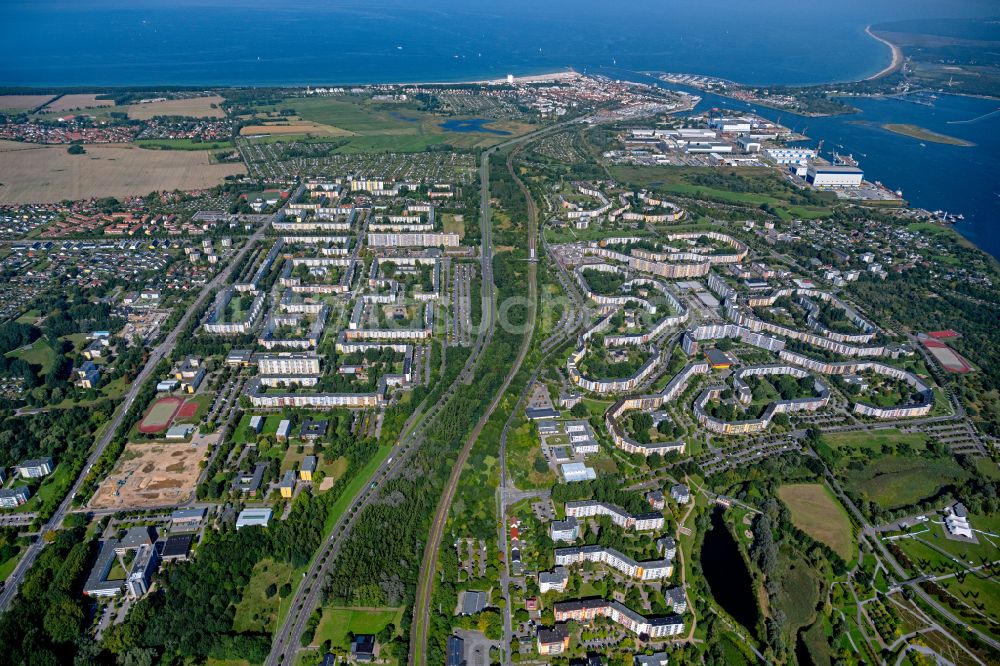 Luftbild Rostock - Plattenbau- Hochhaus- Wohnsiedlung mit Warnemünde und Ostseeküste im Hintergrund in Rostock im Bundesland Mecklenburg-Vorpommern, Deutschland