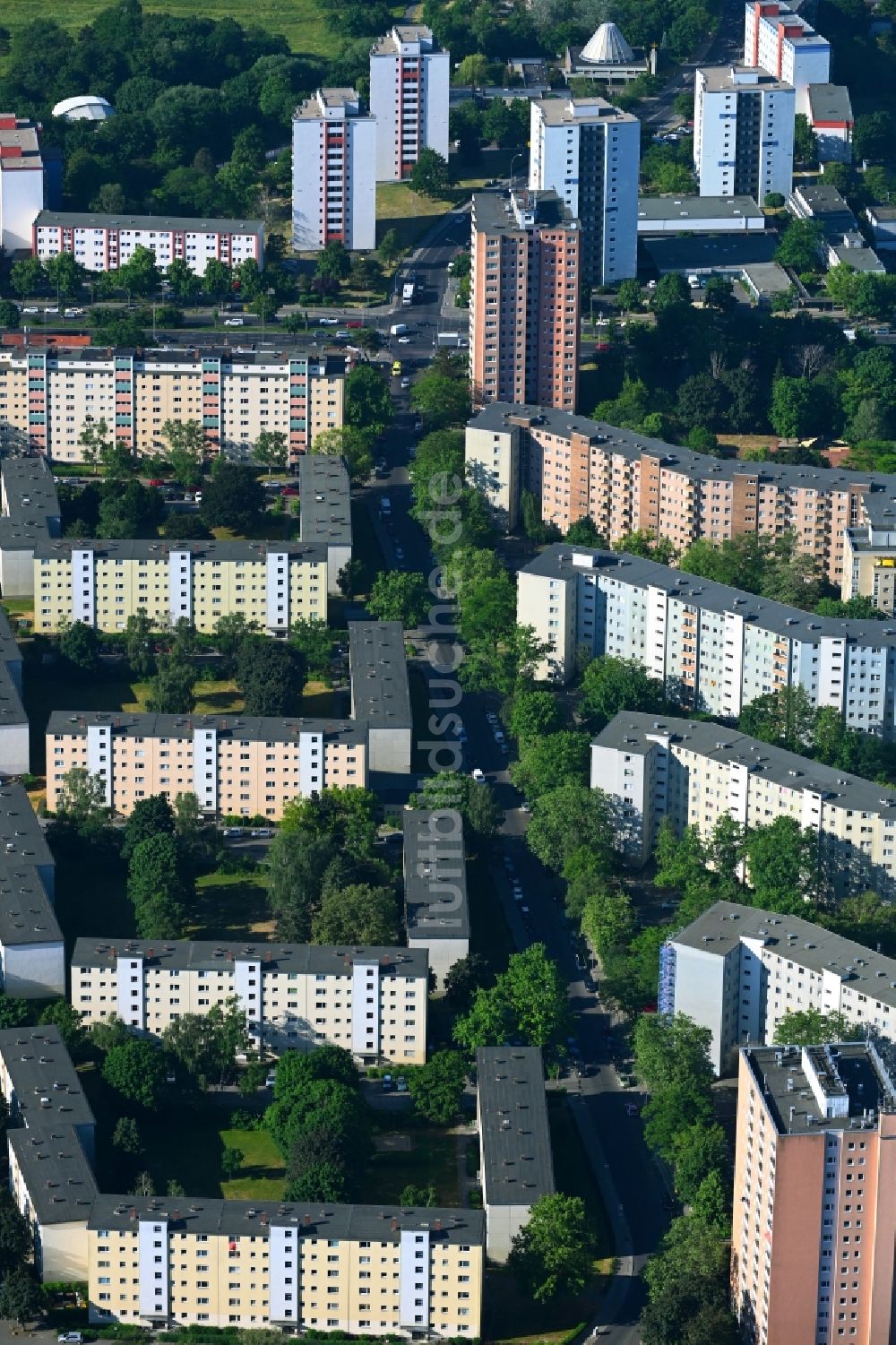 Luftaufnahme Berlin - Plattenbau- Hochhaus- Wohnsiedlung an der Wasserwerkstraße in Berlin, Deutschland
