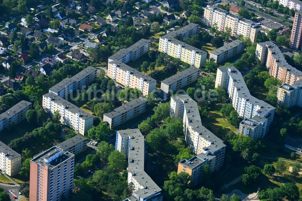 Berlin aus der Vogelperspektive: Plattenbau- Hochhaus- Wohnsiedlung an der Wasserwerkstraße in Berlin, Deutschland