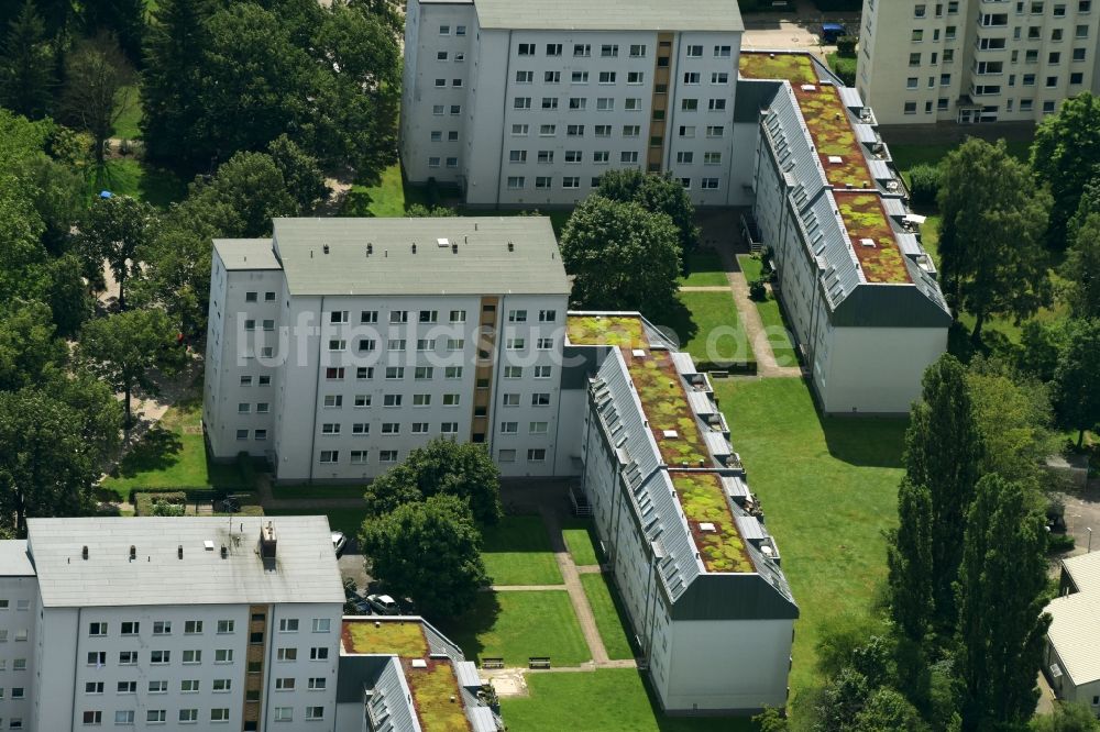 Berlin von oben - Plattenbau- Hochhaus- Wohnsiedlung Wedellstraße im Ortsteil Bezirk Steglitz-Zehlendorf in Berlin, Deutschland