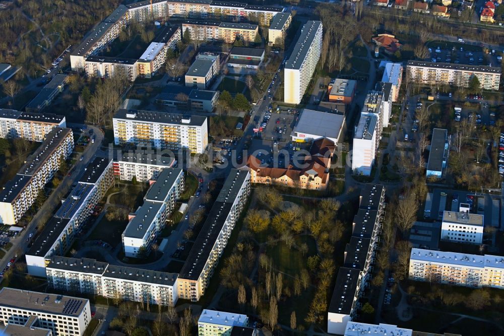 Weimar von oben - Plattenbau- Hochhaus- Wohnsiedlung in Weimar West in Weimar im Bundesland Thüringen, Deutschland
