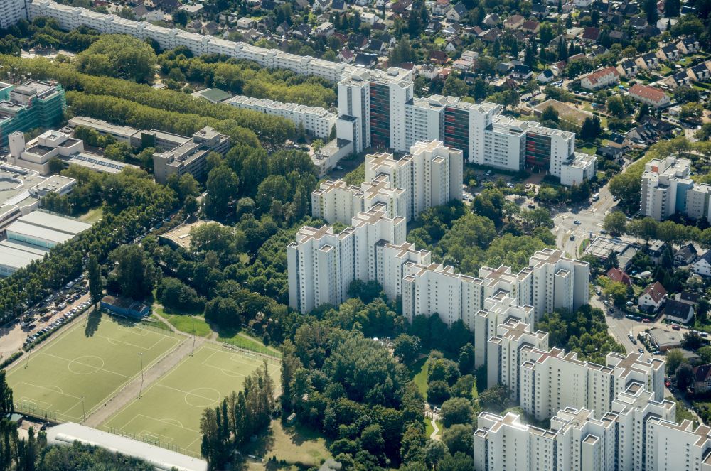 Luftaufnahme Berlin - Plattenbau- Hochhaus- Wohnsiedlung am Wilhelmsruher Damm im Ortsteil Märkisches Viertel in Berlin, Deutschland