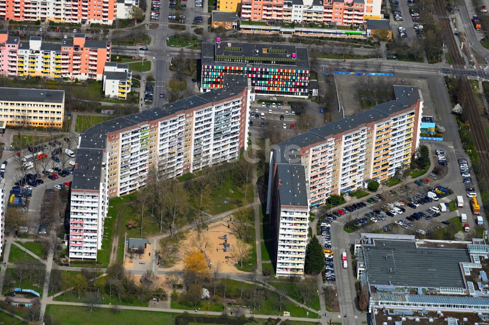 Luftbild Berlin - Plattenbau- Hochhaus- Wohnsiedlung Wittenberger Straße - Havemannstraße im Ortsteil Marzahn in Berlin, Deutschland