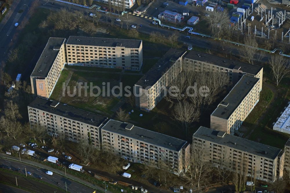Berlin aus der Vogelperspektive: Plattenbau- Ruine Mehrfamilienhauses im Ortsteil Hohenschönhausen in Berlin, Deutschland