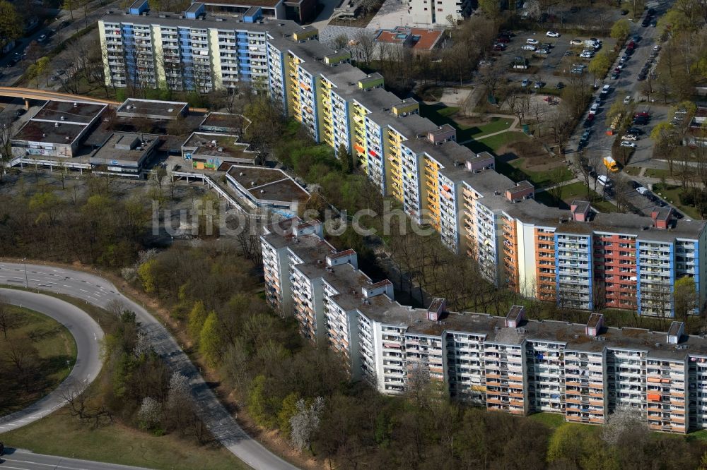 München aus der Vogelperspektive: Plattenbau- Wohnsiedlung an der Plettstraße - Ständlerstraße in München im Bundesland Bayern, Deutschland