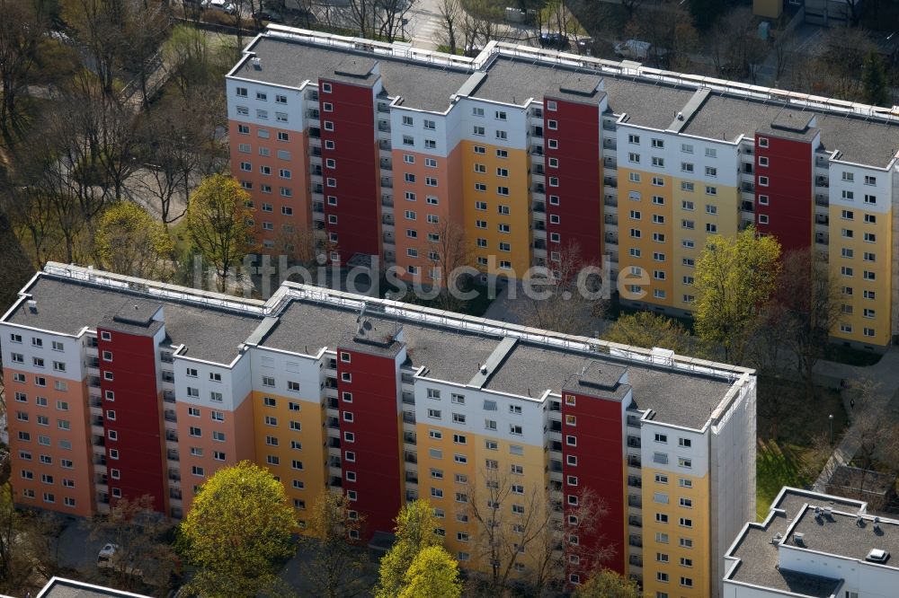 Luftbild München - Plattenbau- Wohnsiedlung an der Quiddestraße im Stadtteil Ramersdorf-Perlach in München im Bundesland Bayern, Deutschland
