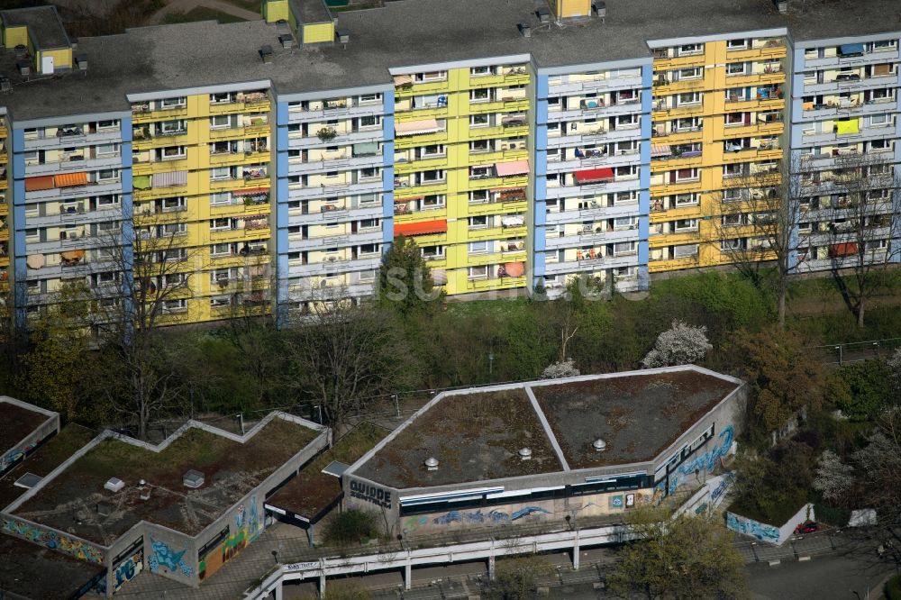 München von oben - Plattenbau- Wohnungen an der Plettstraße in München im Bundesland Bayern, Deutschland