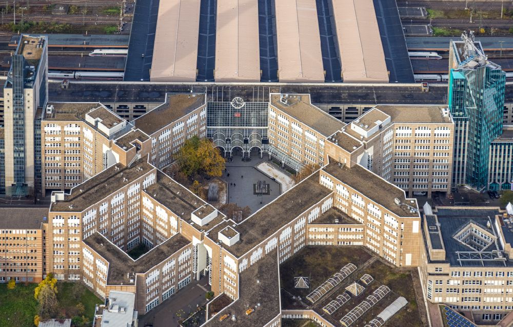 Luftbild Düsseldorf - Platz- Ensemble des Bertha-von-Suttner-Platz - Konrad-Adenauer-Platz mit dem Hauptbahnhof und Bürogebäuden in Düsseldorf im Bundesland Nordrhein-Westfalen, Deutschland