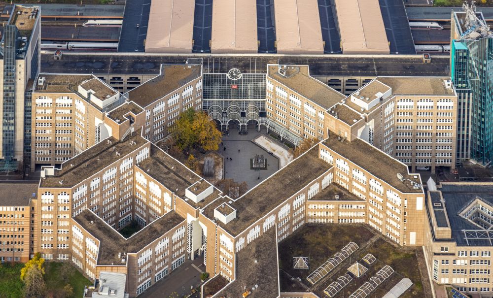 Luftaufnahme Düsseldorf - Platz- Ensemble des Bertha-von-Suttner-Platz - Konrad-Adenauer-Platz mit dem Hauptbahnhof und Bürogebäuden in Düsseldorf im Bundesland Nordrhein-Westfalen, Deutschland