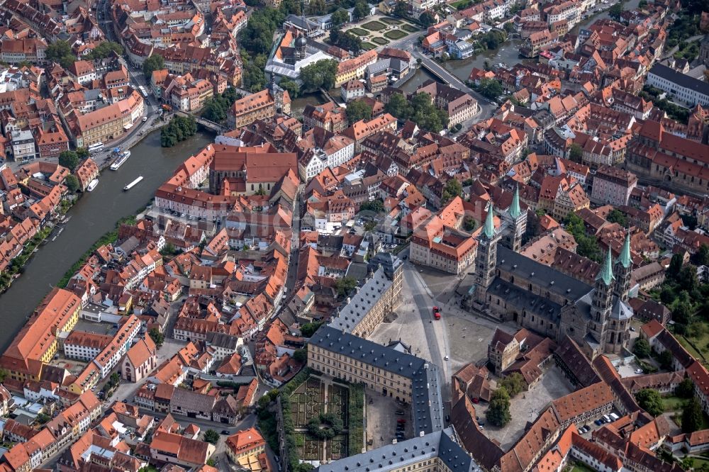 Luftbild Bamberg - Platz- Ensemble Domplatz mit Dom und neuer Residenz im Altstadtbereich und Innenstadtzentrum von Bamberg im Bundesland Bayern, Deutschland