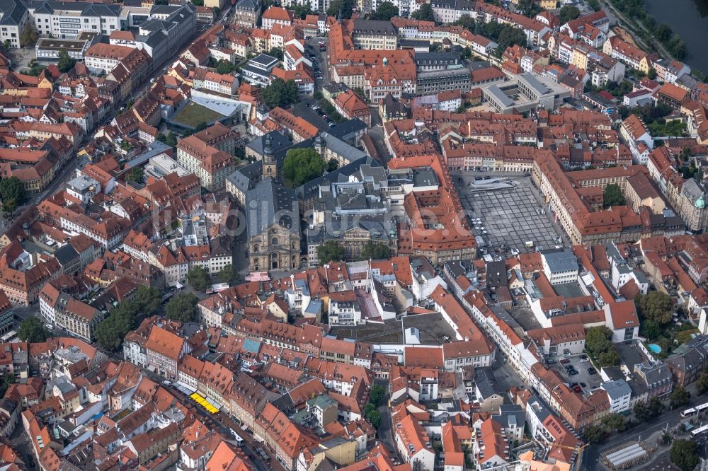 Luftaufnahme Bamberg - Platz- Ensemble Domplatz mit Dom und neuer Residenz im Altstadtbereich und Innenstadtzentrum von Bamberg im Bundesland Bayern, Deutschland