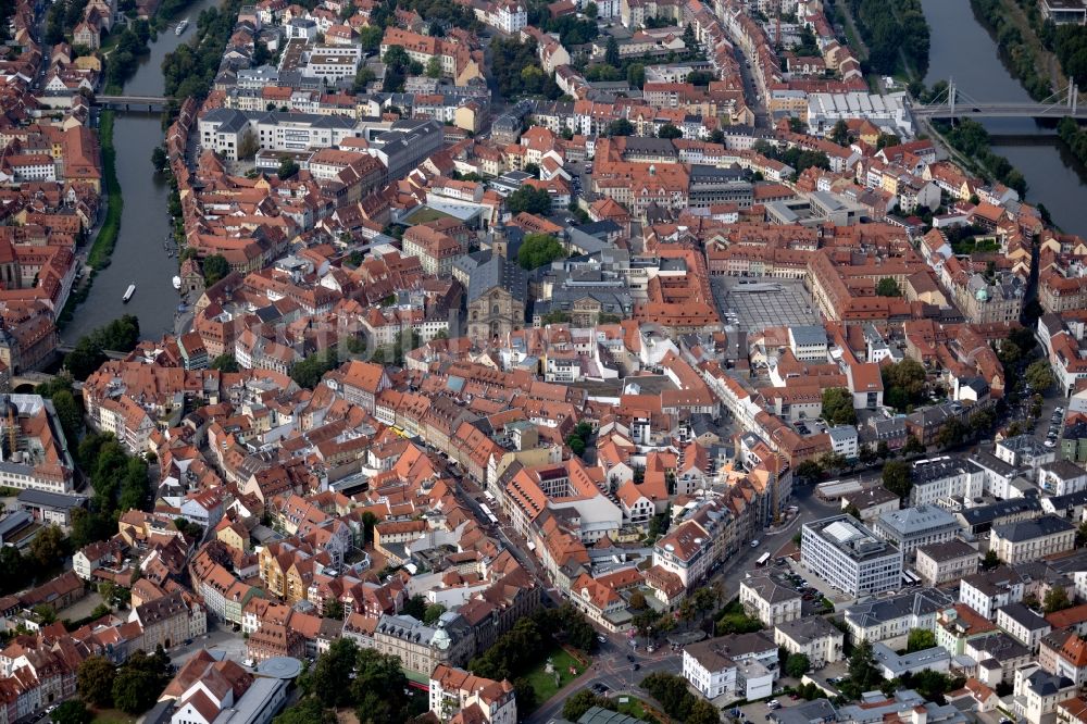 Luftbild Bamberg - Platz- Ensemble Domplatz mit Dom und neuer Residenz im Altstadtbereich und Innenstadtzentrum von Bamberg im Bundesland Bayern, Deutschland